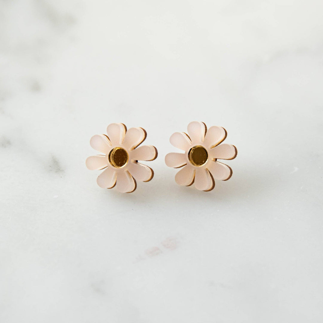 Daisy Stud Earrings: White & Gold