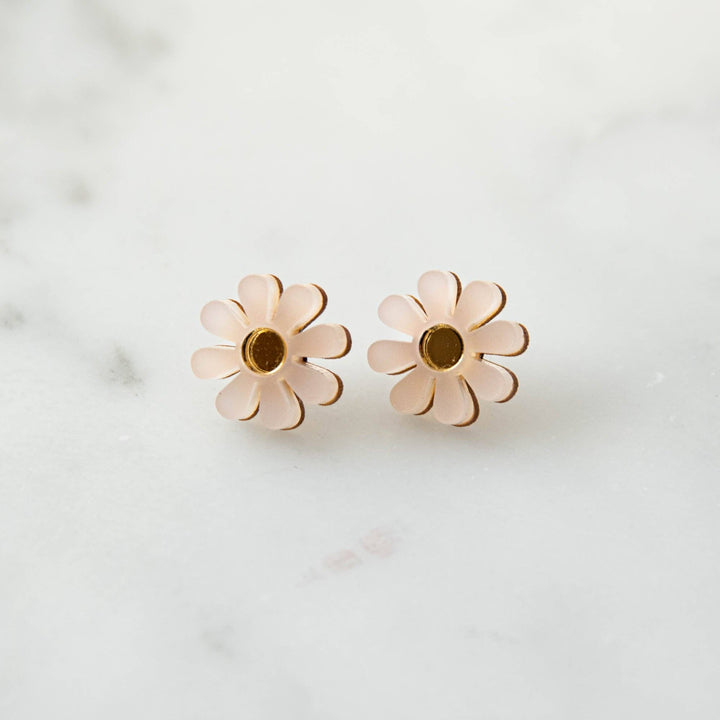 Daisy Stud Earrings: White & Gold