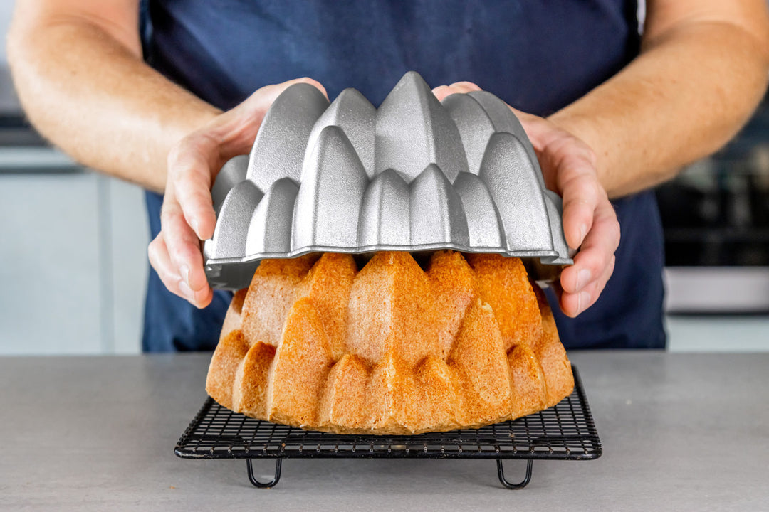 MasterClass Non-Stick Cast Aluminium Decorative Cake Tin